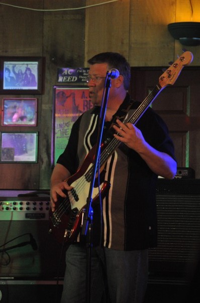 Journalism professor Kevin Qualls performed at Big Apple Cafe last Saturday with his band Soul Dog. This was the band’s first time performing in Murray. The band performs mostly covers of classic songs. || Kylie Townsend/The News