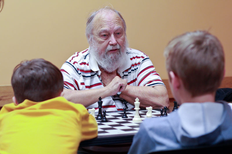 Fumi Nakamura/The News
Wayne Bell, chess club adviser, teaches Murray youth a strategy game related to chess called “The Peasant’s Revolt.”
