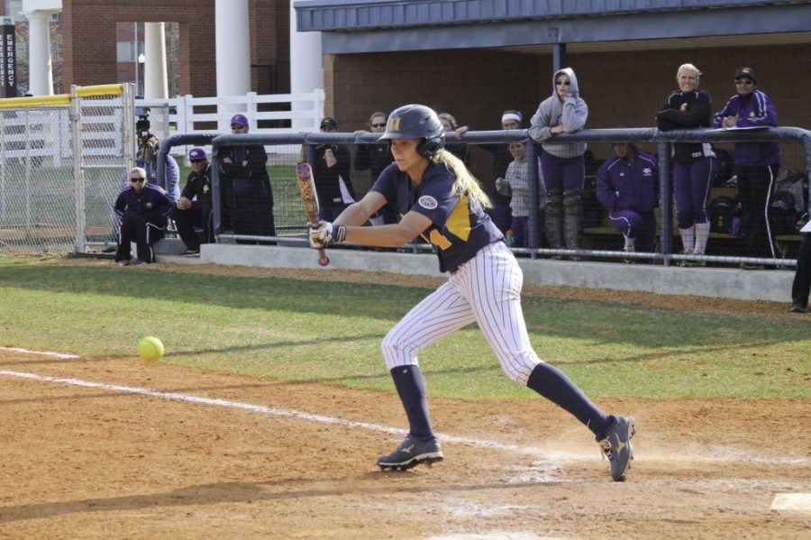 Jenny Rohl/The News
Junior Mo Ramsey bats left-handed against Evansville April 10 at Racer Field.