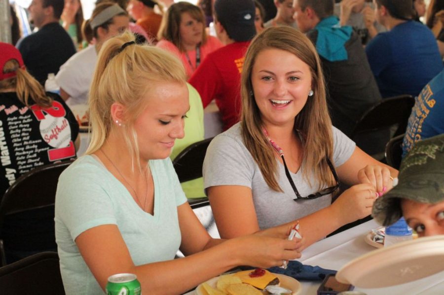 Jenny Rohl/The News
Freshmen Taylor Stasie from Louisville, Ky., and Hannah O’Connor from Lexington, Ky., enjoy a cookout as part of the University’s Great Beginnings festivities. 