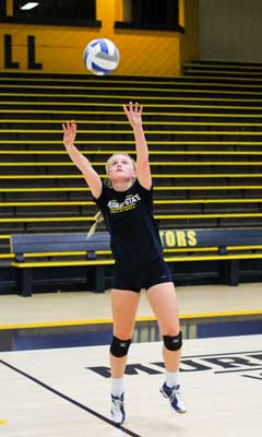 Jenny Rohl/The News
A 2014 volleyball player sets the ball over the net during a practice.