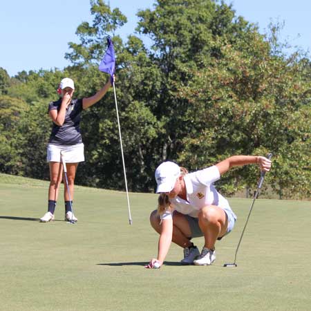 Nicole Ely/The News
Sydney Trimble lines up her putt at the Murray State Invitational.