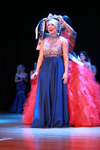Jenny Rohl/The News
Last year’s winner, Tanelle Smith, crowns Ms. Murray State University 2016, Rachel Ross.