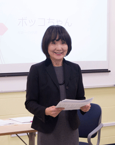 Nahiomy Gallardo/The News
Yoko Hatakeyama, senior lecturer of Japanese, teaching an advance Japanese class.