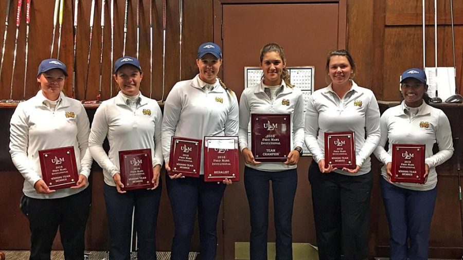 Murray States womens golf team poses with its prize following a win at the Fred Marx Invitational. (Photo courtesy of Velvet Milkman/Racer Athletics)