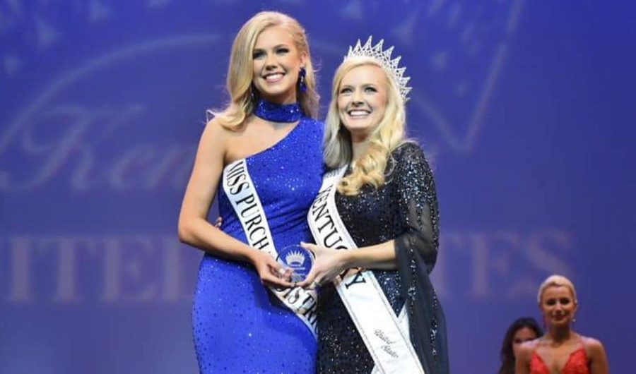 Adrienne Poole, Miss Kentucky United States 2018, presents Campbell with the Most Photogenic award. 