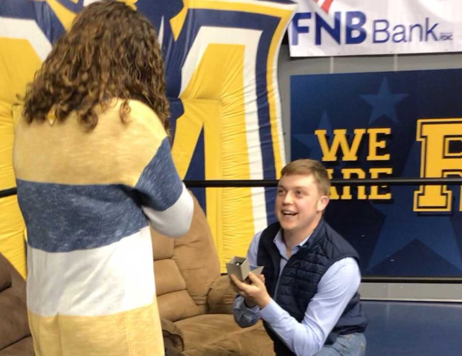 Couple gets engaged at Racer basketball game