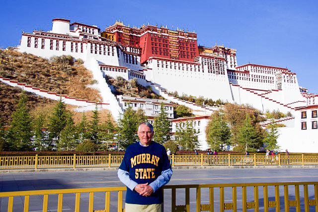 Alumnus+David+Bailey+travels+the+world+in+his+Murray+State+gear.%0A%28Photo+Courtesy+of+David+Bailey%29%0A