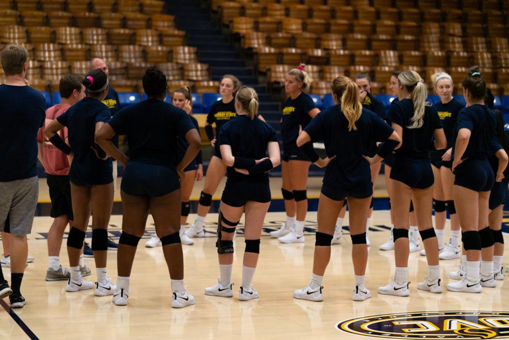Murray State volleyball huddles up and discusses their plans for the week. (Photo by Richard Thompson/TheNews)