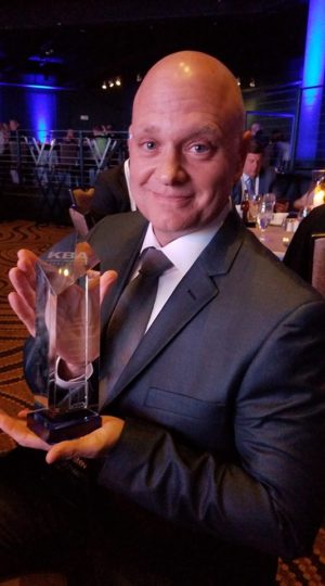 Steve Schwetman is awarded the Kentucky Broadcasters Association Excellence in Broadcasting Award for Best Morning Show. Photo Courtesy of WKYQ Facebook.)