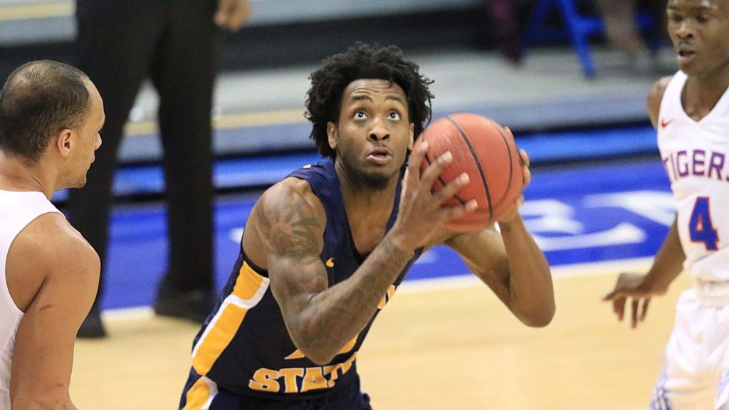 Junior forward Devin Gilmore gets ready to attempt a layup against TSU. (Photo courtesy of Racer Athletics)