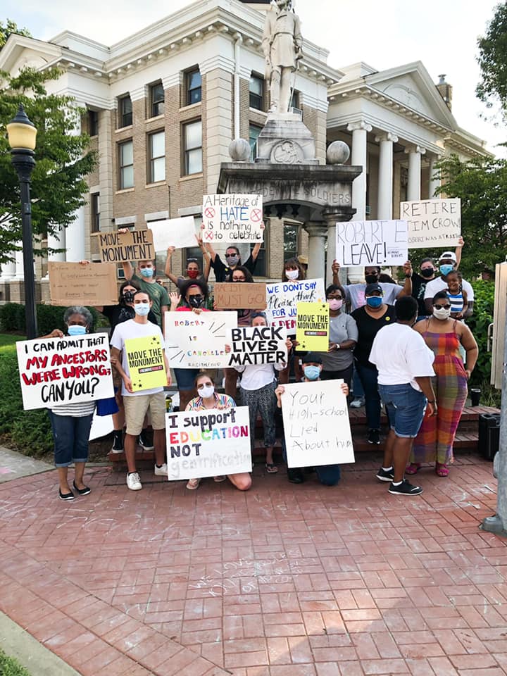 Protestors+gather+in+front+of+the+Robert+E.+Lee+statue+in+downtown+Murray+to+call+for+its+removal+on+Aug.+15.+%28Photo+courtesy+of+the+Murray+State+College+Democrats%29