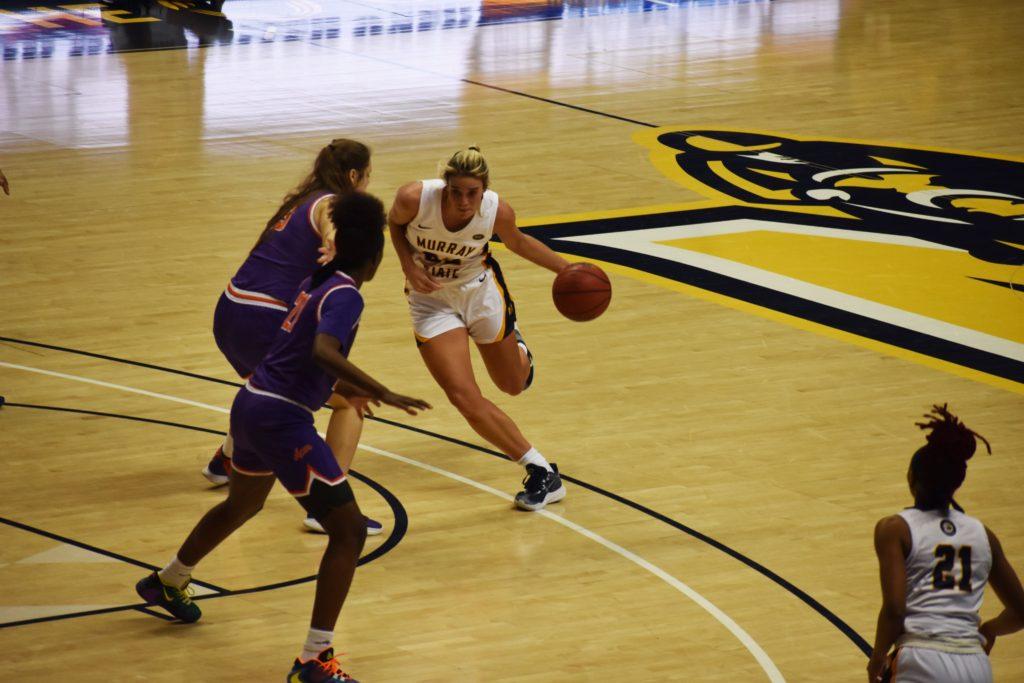 Freshman forward Hannah McKay drives to basket against Evansville. (Photo courtesy of Gage Johnson/TheNews)