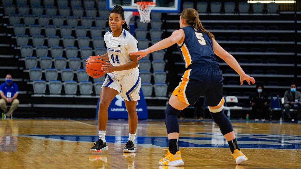Junior guard Macey Turley plays defense against Indiana State. (Photo courtesy of Racer Athletics)