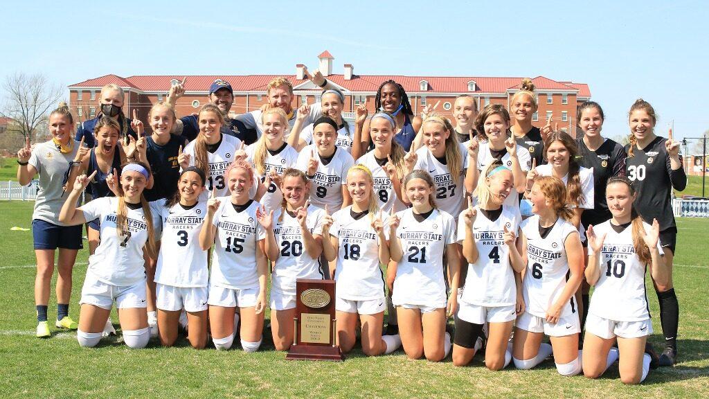 The+Racers+pose+with+the+2021+OVC+Regular+Season+Championship+trophy.+%28Photo+courtesy+of+Racer+Athletics%29