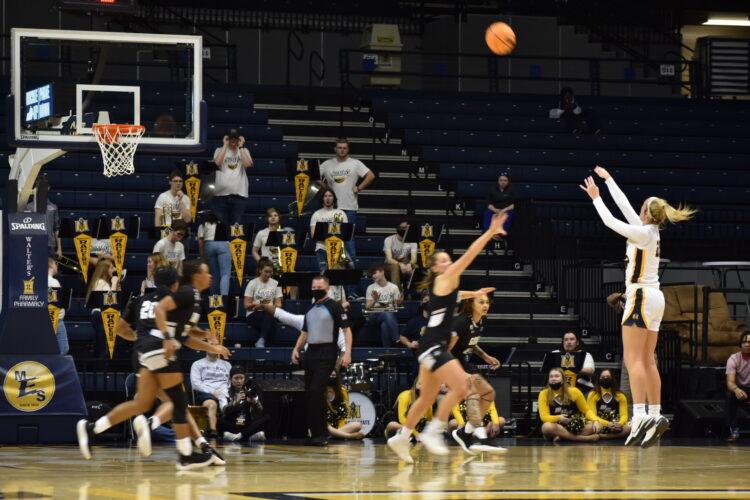 Sophomore+forward+Hannah+McKay+scored+a+career-high+21+points+in+the+Racers+win+on+Wednesday%2C+Feb.+17.+Photo+by+Mary+Huffman%2FThe+News.