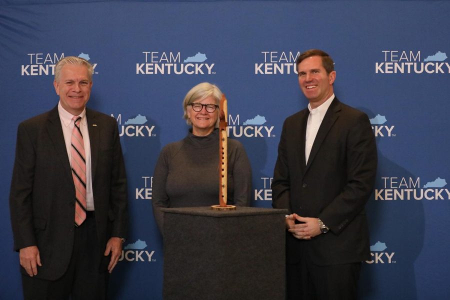 Murray Art Guild Executive Director Debi Danielson (middle) receives the Kentucky Arts Council Community Arts Award from Secretary of Kentucky Tourism, Arts and Heritage Cabinet Mike Berry (left), and Gov. Andy Beshear. (Photo courtesy of @murrayartguild on Facebook)