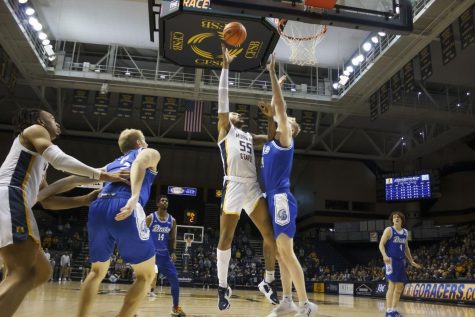 Junior forward DJ Burns puts up a tough layup on his way to 7 points for the Racers against the Drake Bulldogs. Photo by Rebeca Mertins Chiodini/The News.