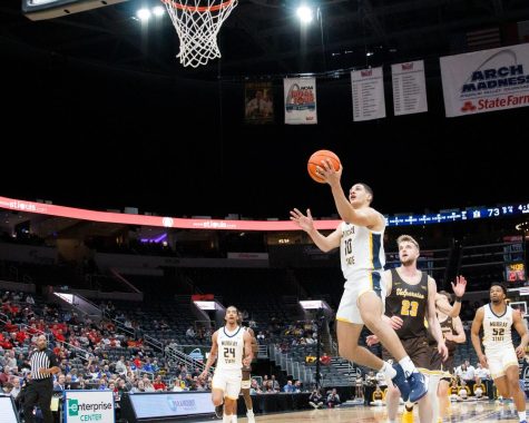Junior guard Quincy Anderson puts up a layup against Valparaiso. Anderson finished the game with 18 points against the Beacons. Photo by Rebeca Mertins Chiodini.
