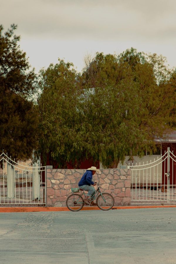 Man+rides+bicycle+through+rural+Mexico+in+Jesus+Morenos+Hoy+No+Hoy+Gasolina.+%28Photo+courtesy+of+Dana+Thompson%29