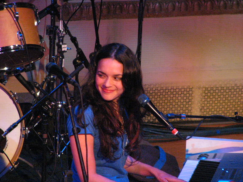 Norah Jones performing at Bright Eyes in 2007. Photo by Yaffa Phillips, usable by creative commons licence, (https://creativecommons.org/licenses/by-sa/2.0/)