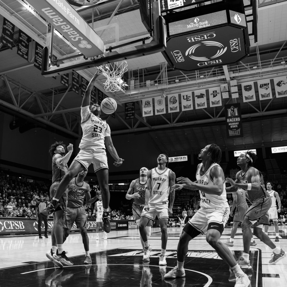 Senior forward Nick Ellington dunks the ball while his teammates look on.